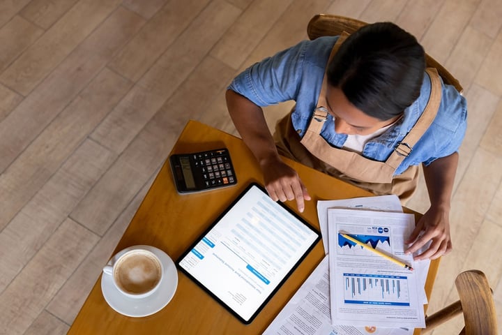 Un graphique informatif illustrant les étapes à suivre pour obtenir un prêt pour une petite entreprise, avec des conseils et des ressources clés.