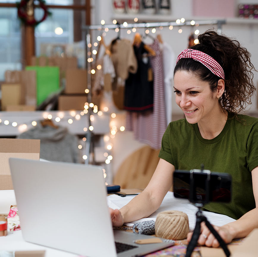 Femme promouvant des produits et services aux dirigants et exécutifs de PMEs