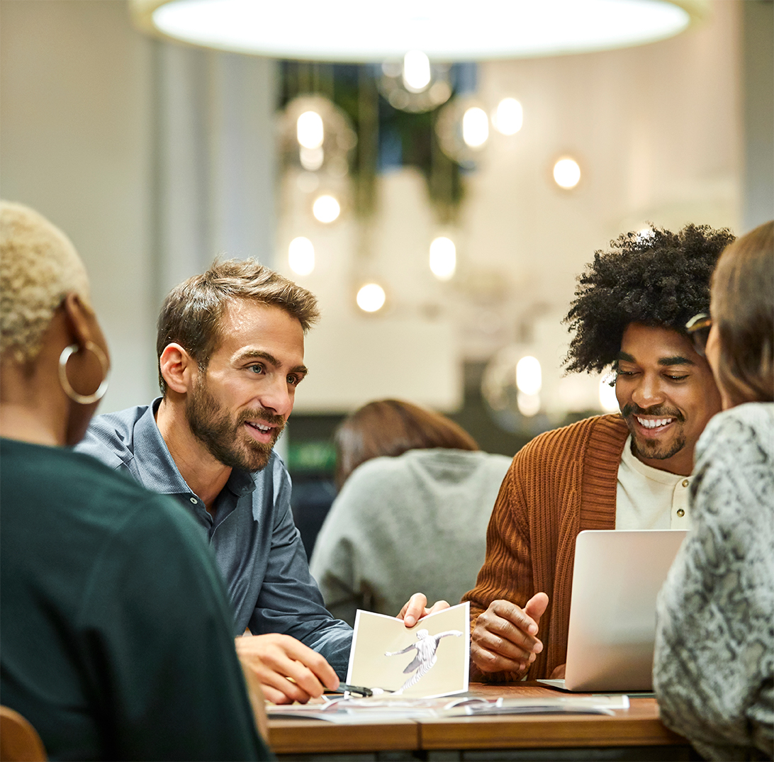 Quatre jeunes professionnels réseautant à Cubeler